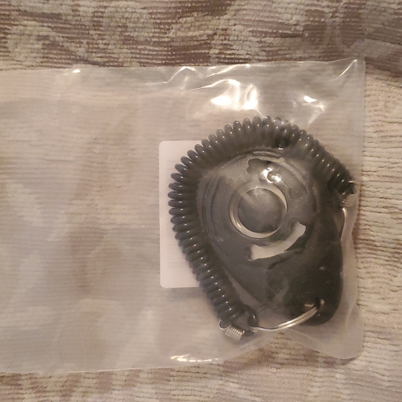 DOG TRAINING CLICKER ONE SIZE BRAND NEW IN PACKAGE BLACK - Picture 2 of 3